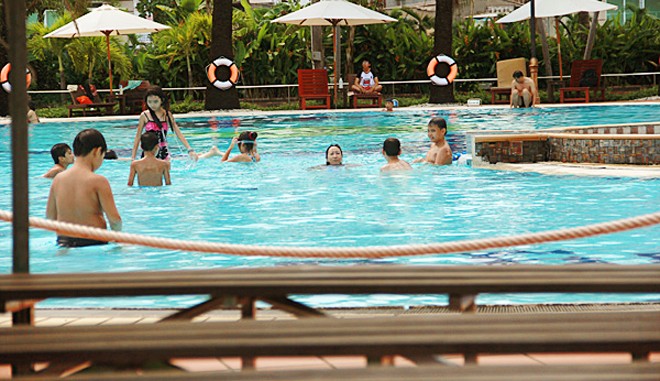 Các dịch vụ tại hồ bơi Văn Thánh được đánh giá khá tốt. Ngoài việc thảnh thơi tắm nắng trên các ghế gỗ, bạn còn có thể dùng café cùng gia đình và bạn bè ở quán nước bên cạnh. Đây là địa chỉ bơi lội yêu thích của nhiều gia đình, kể cả người nước ngoài đang sống và làm việc ở Sài Gòn.