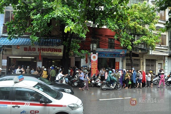 Tắc cả đường vì dòng người đội mưa xếp hàng mua bánh trung thu hot nhất Hà Nội 2