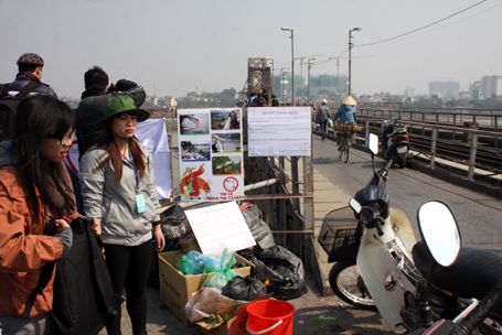 Rác chất đống trên cầu Long Biên