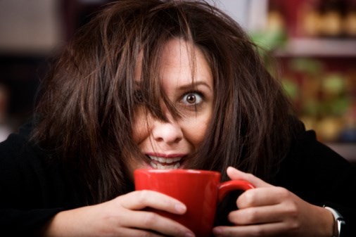 Caffeine cũng tác động đến đau đầu ở những mức độ khác nhau. Ở một số người, uống một lượng caffeine vừa phải (1 cốc cà phê mỗi ngày) là có thể trị đau đầu, nhưng với một số người chỉ một chút caffeine có thể thúc đẩy cơn đau đầu phát triển.