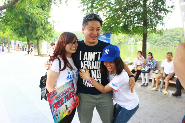Du khách nước ngoài ấn tượng mạnh với “Ngày hội Free Hugs” 10