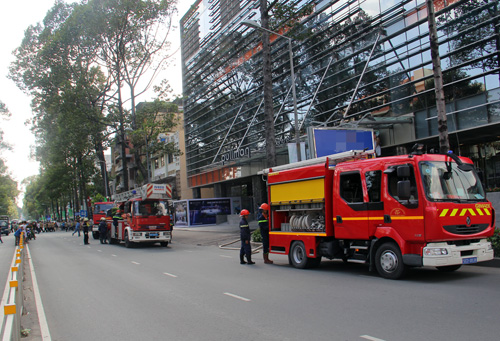 Tuyến đường Trần Hưng Đạo bị phong tỏa để cảnh sát chữa cháy khách sạn 5 sao. Ảnh: An Nhơn