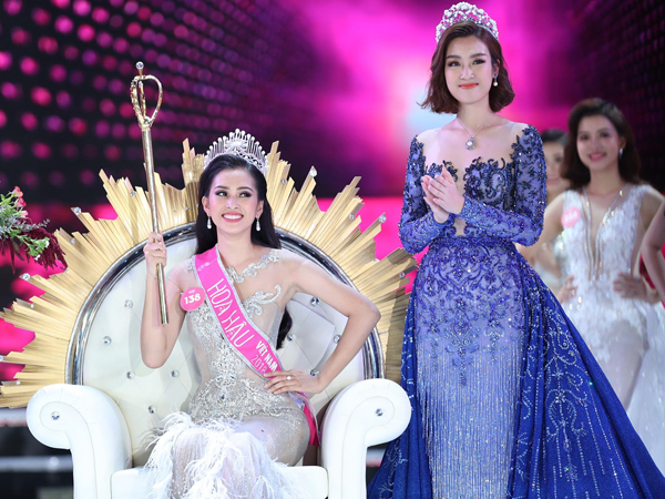 Tiểu Vy nhận vương miện từ Đỗ Mỹ Linh - Hoa hậu Việt Nam 2016.