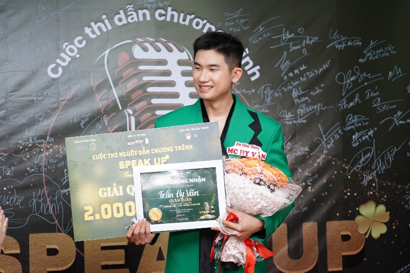 Thí sinh Trần Hy Văn đăng quang Quán quân cuộc thi Speak Up