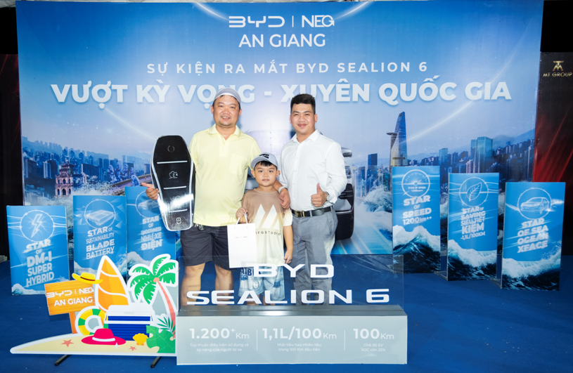 Khách hàng An Giang bùng nổ trải nghiệm Sealion 6: Xe điện mà không lo “khát sạc”