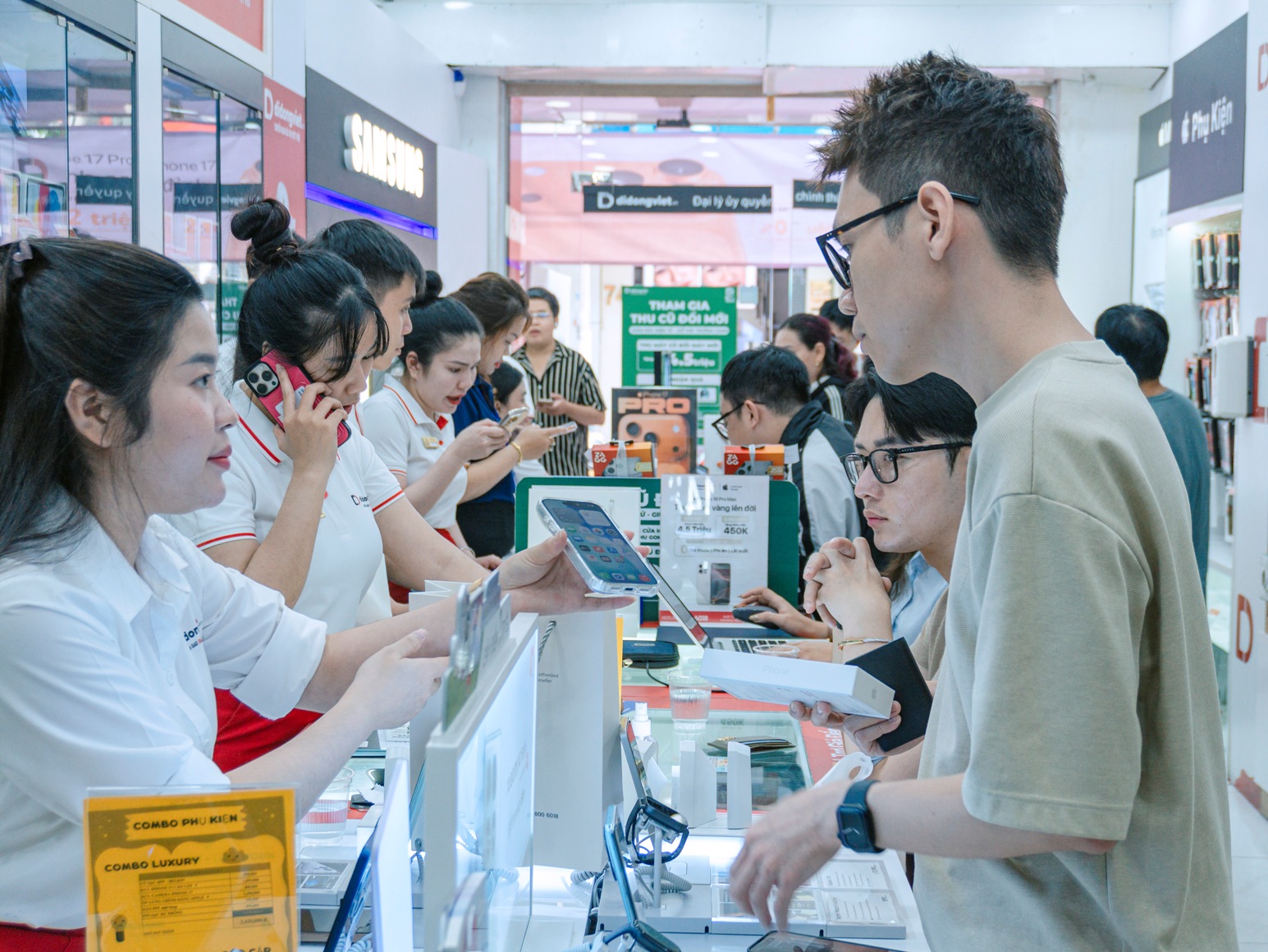 Sale công nghệ 11/11: Mua điện thoại tặng loa bluetooth, phụ kiện chỉ từ 11.000 đồng 5 Di Dong Viet khach hang