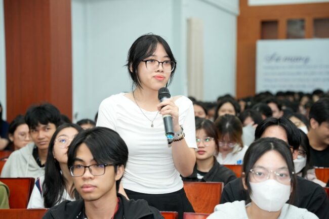 Hơn 500 sinh viên tham gia tọa đàm khởi nghiệp 4 598087133 1260047432822495 3942649454688381614 n