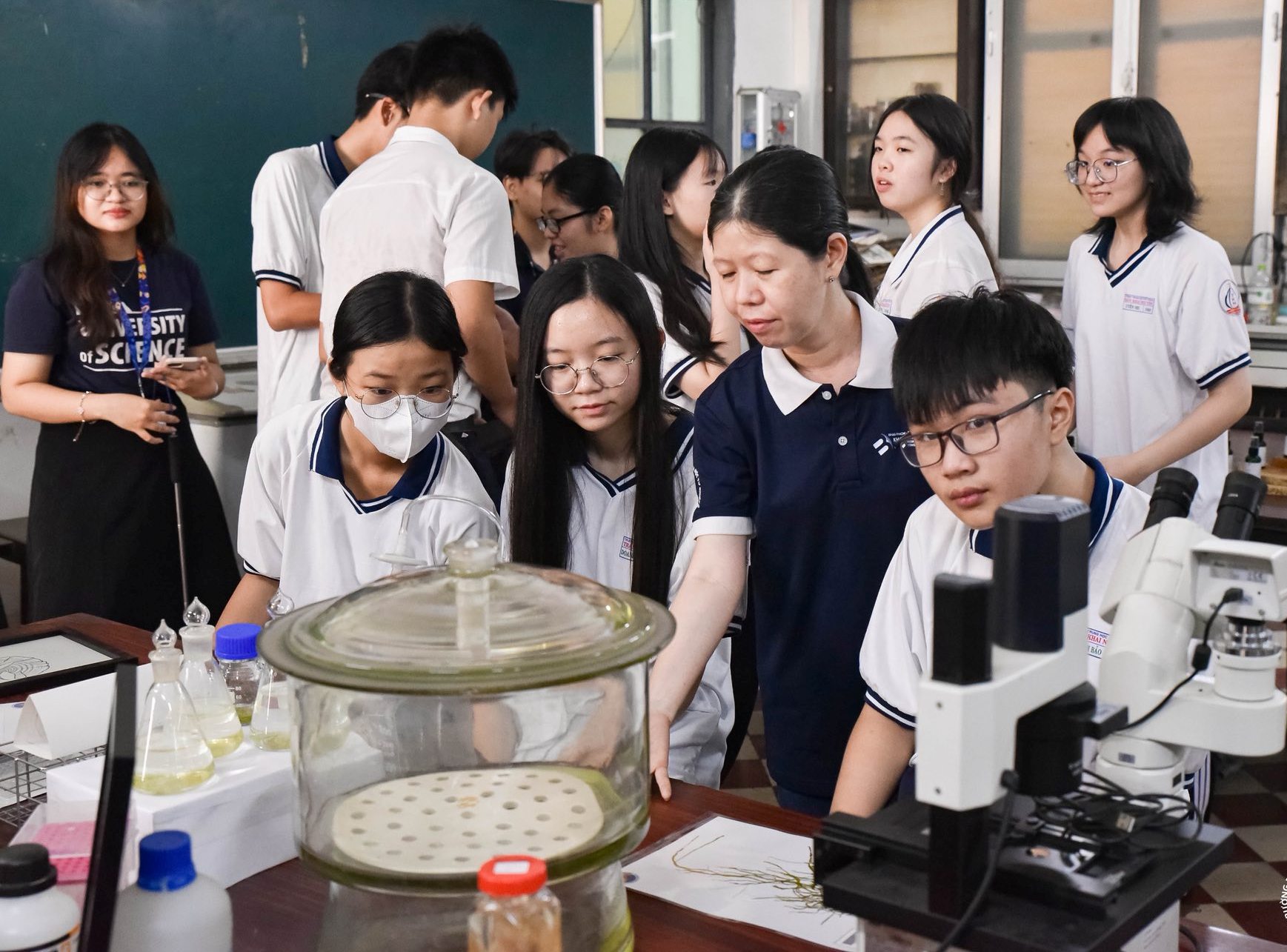 Học sinh THPT Trần Khai Nguyên khám phá ĐH KHTN TP.HCM Học sinh THPT Trần Khai Nguyên khám phá ĐH KHTN TP.HCM