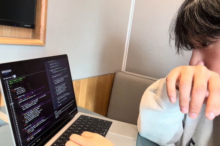 Từ công cụ hỗ trợ đến “cái bẫy” làm mòn tư duy của AI