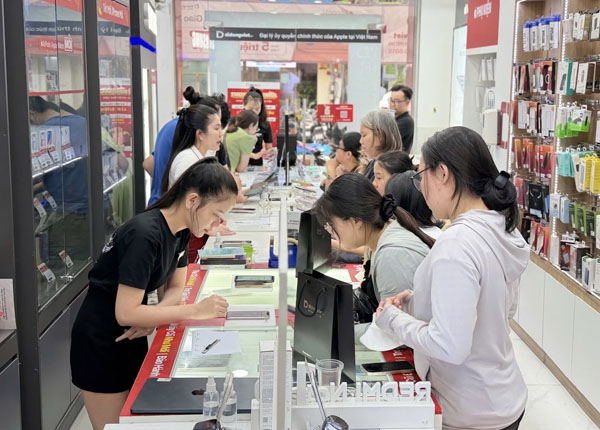 Sắm Tết tiết kiệm: iPhone 17 Pro về giá sốc, Z Fold7 giảm gần 10 triệu đồng 5 Khach hang