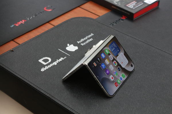 Di Động Việt giao điện thoại gập iPhone Duo cho khách đặt trước